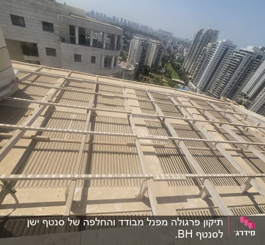 עבודת בנייה על גג עם קורות עץ ומבנים ברקע